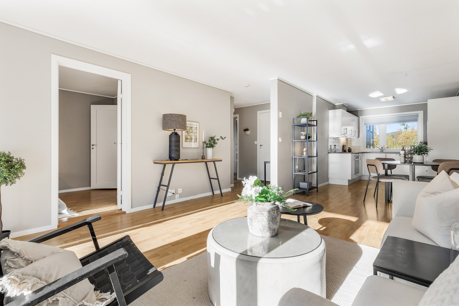 Her har man god plass til sofa- og spisegruppe. Videre adkomst til hovedsoverommet og terrassen Galleribilde