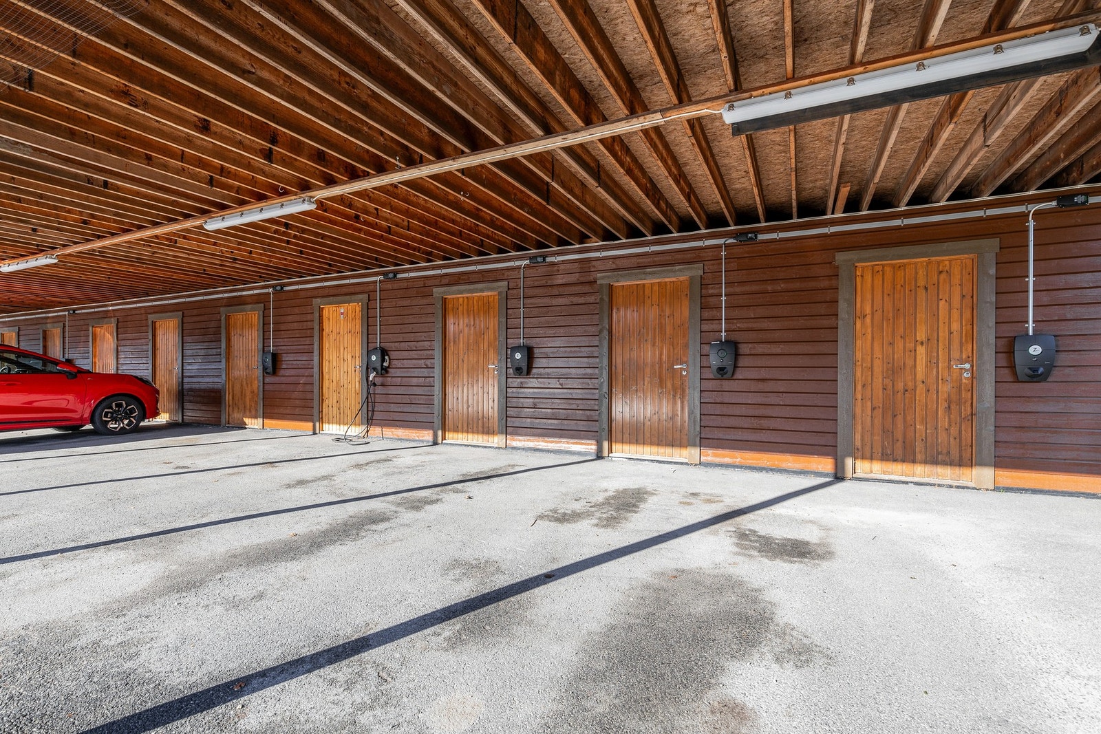 Videre medfølger det plass i en carport-rekke m/ lader samt bodplass Galleribilde