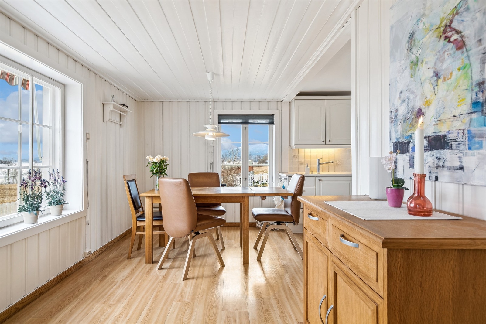 Spiseplass kjøkken sett fra stue Galleribilde