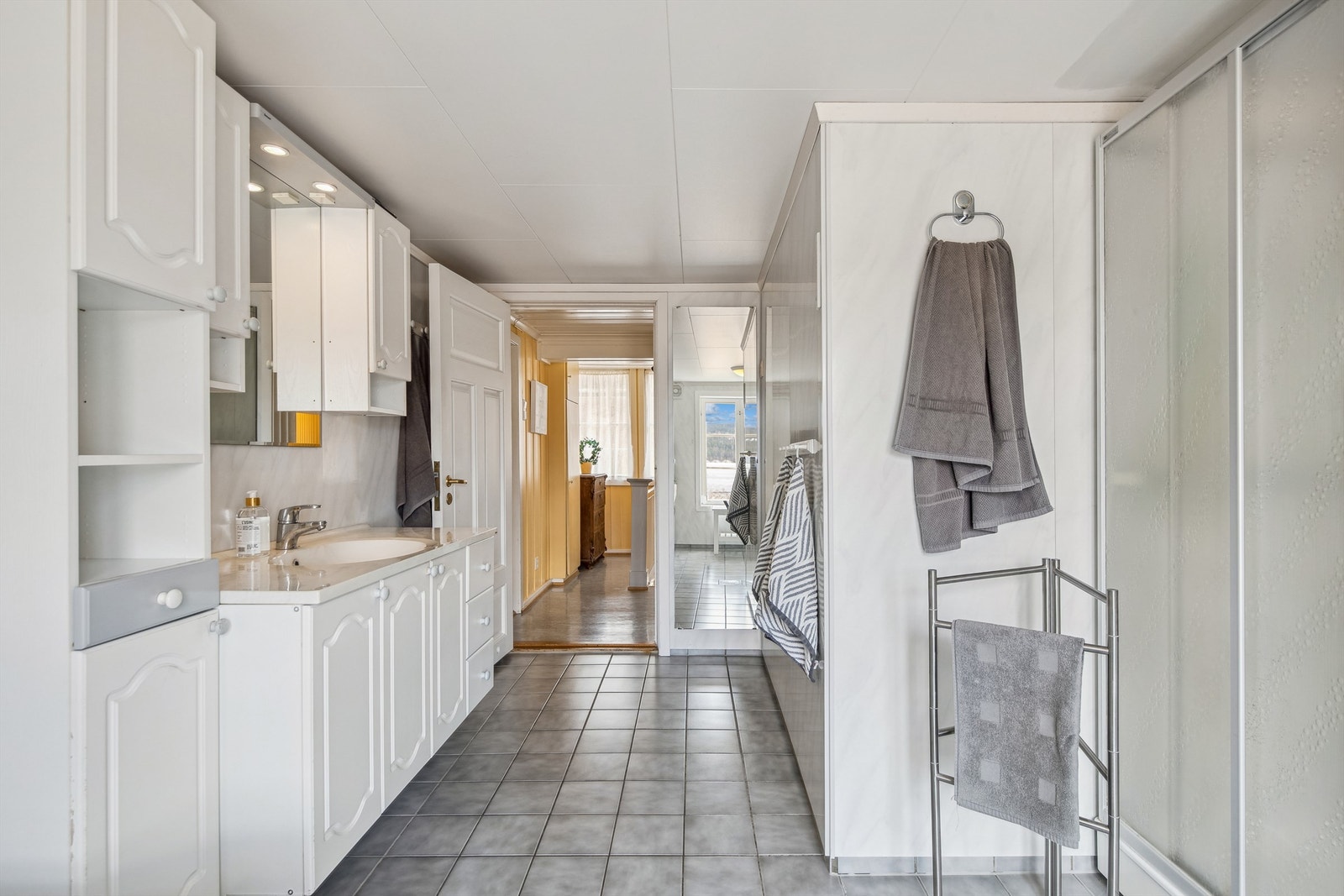 Bad med utsikt til trappegang Galleribilde