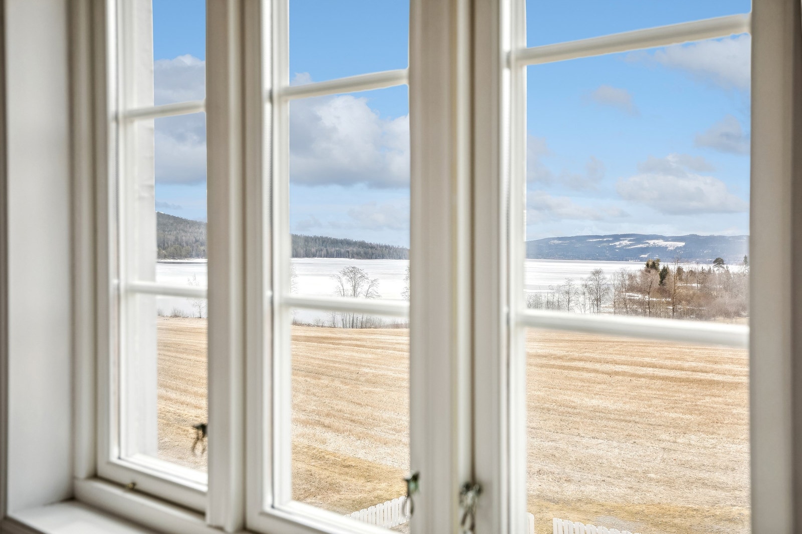 Soverom 2. etg. med utsikt utover Hurdalssjøen Galleribilde