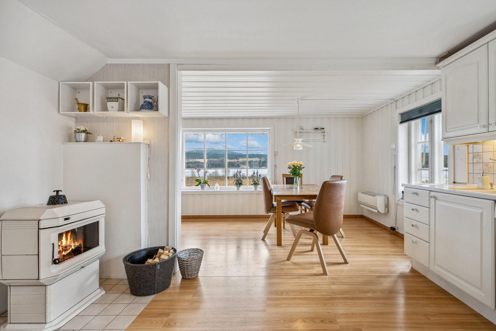 Romslig kjøkken med spiseplass Galleribilde