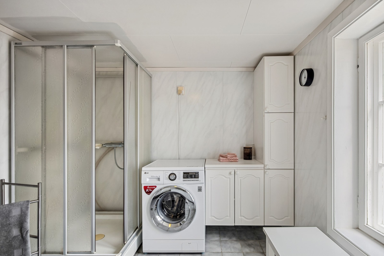 Bad 2. etg. med opplegg for vaskemaskin Galleribilde