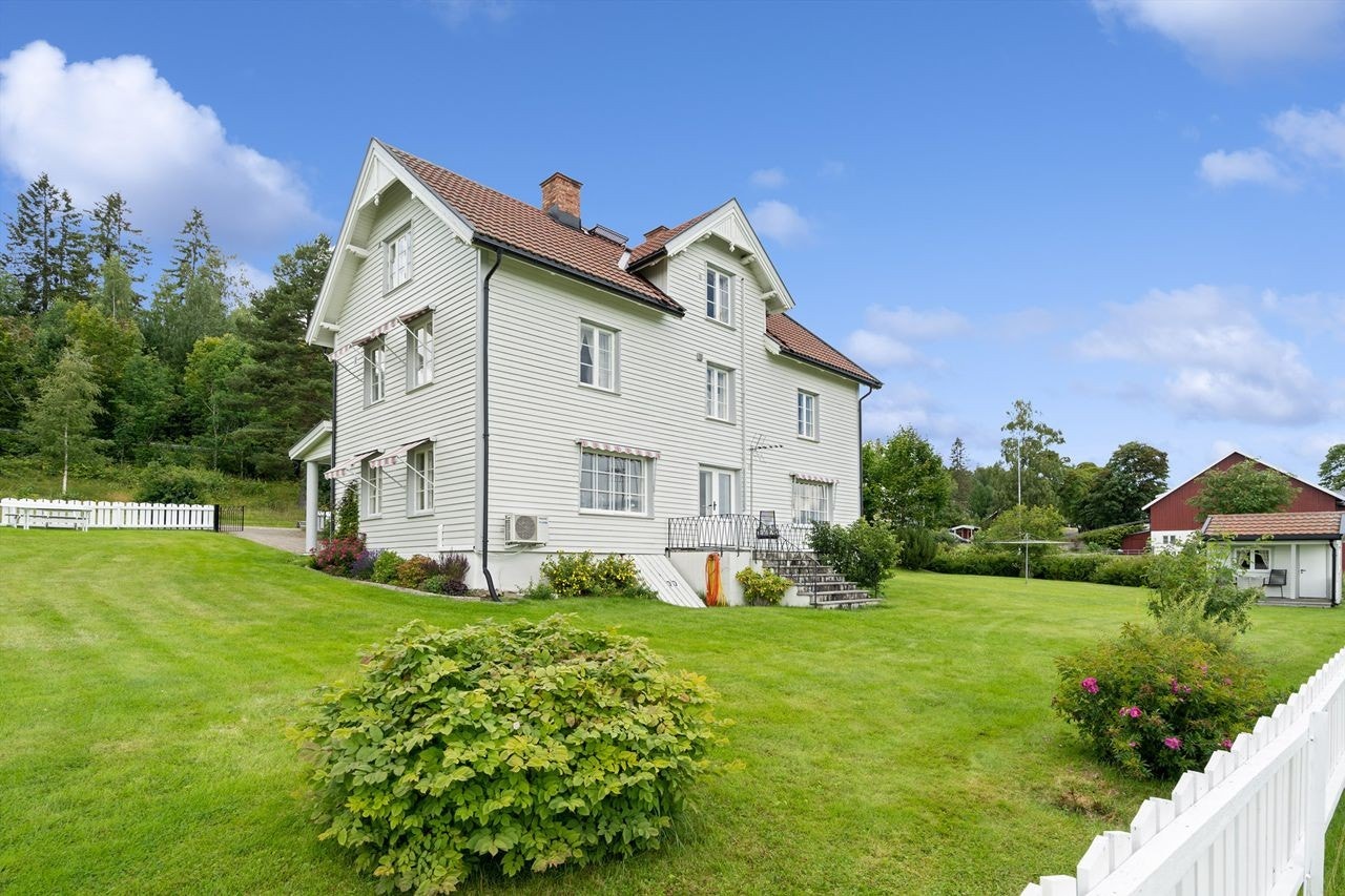 Våningshus og hage Galleribilde