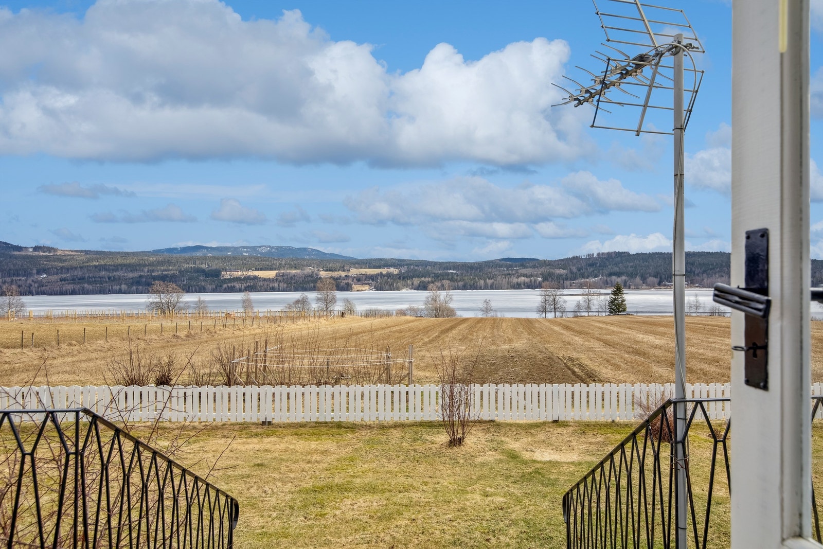 Utsikt mot Hurdalssjøen fra terrasse Galleribilde