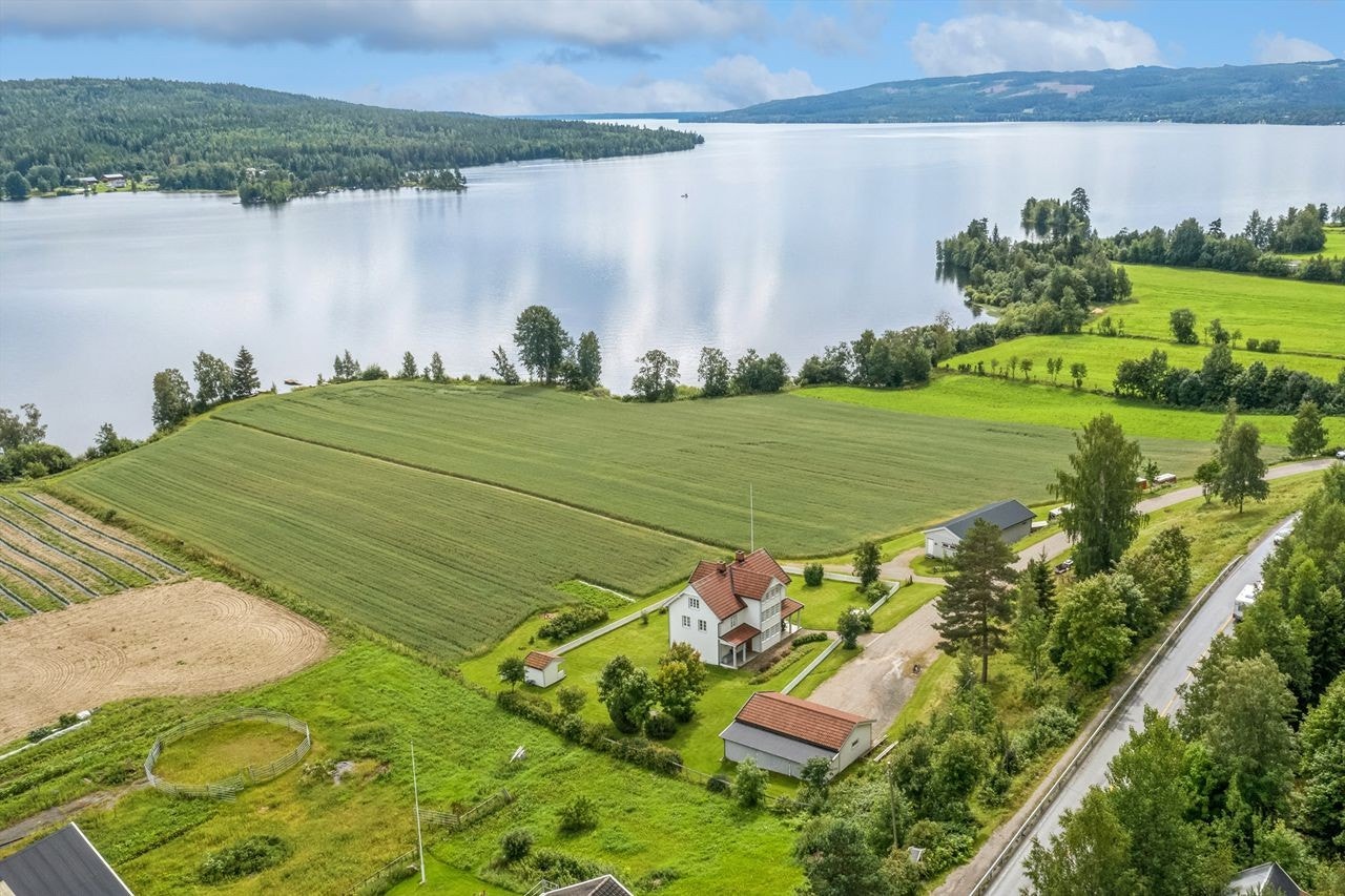 Gårdstunet med utsikt mot sør Galleribilde