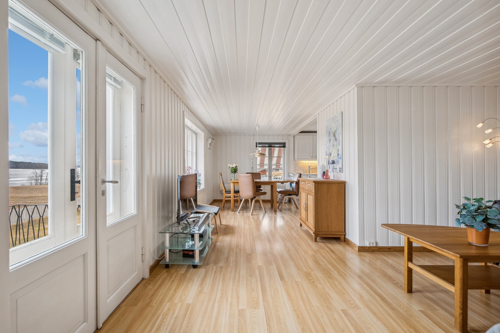 Dagligstue 1. etg. med åpen løsning inn mot kjøkken Galleribilde