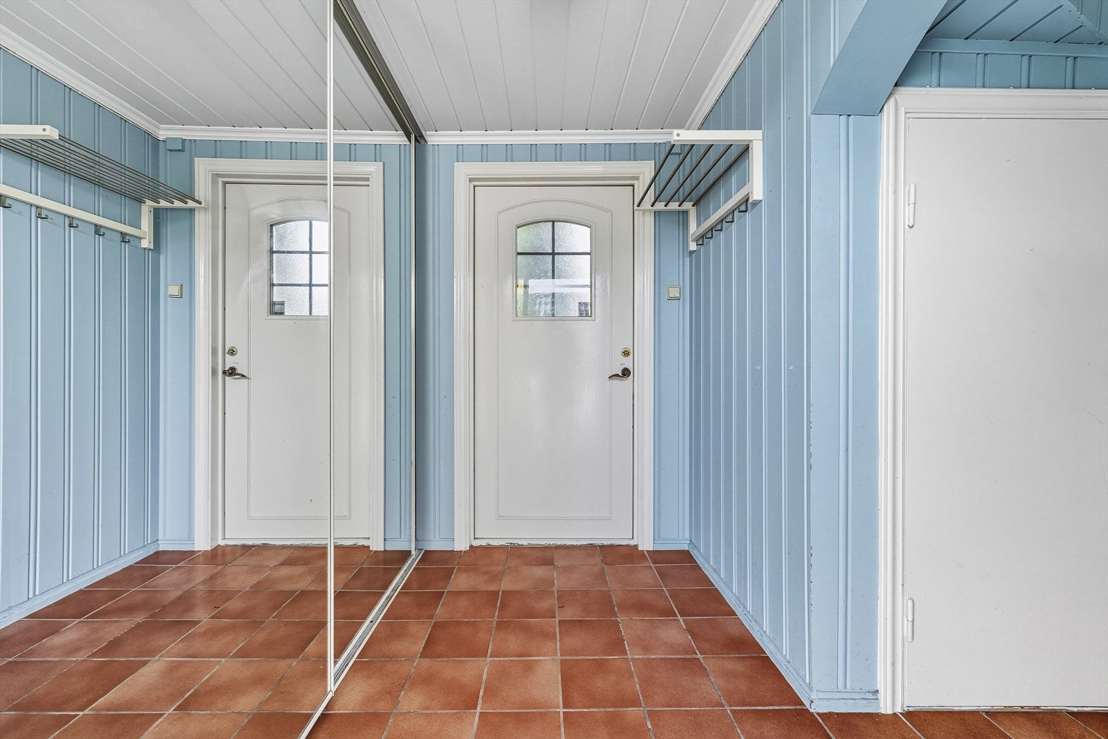 Velkommen inn! Praktisk skyvedørsgarderobe med speilfronter Galleribilde