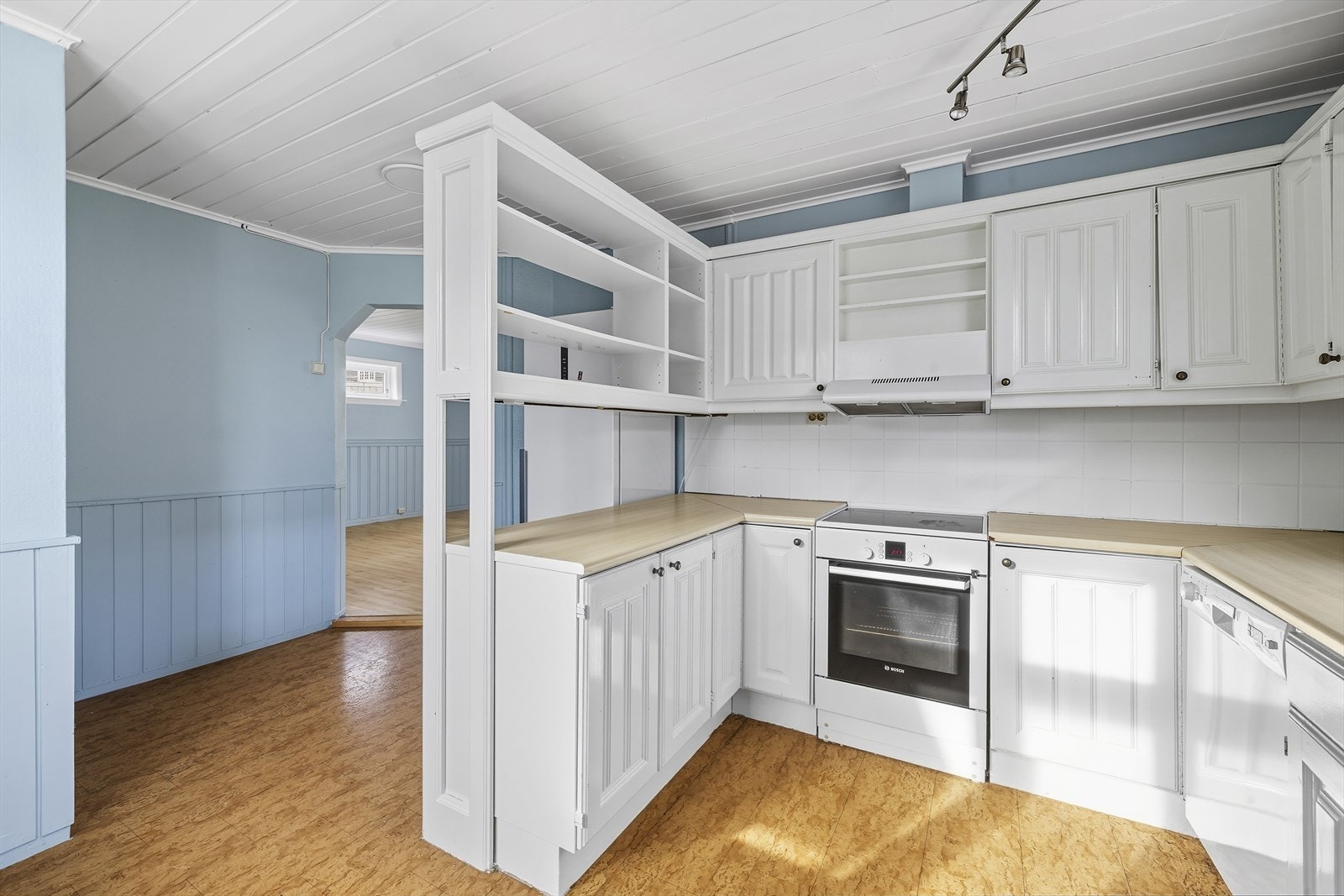 Kjøkkenet tilbyr godt med skap- og benkeplass Galleribilde