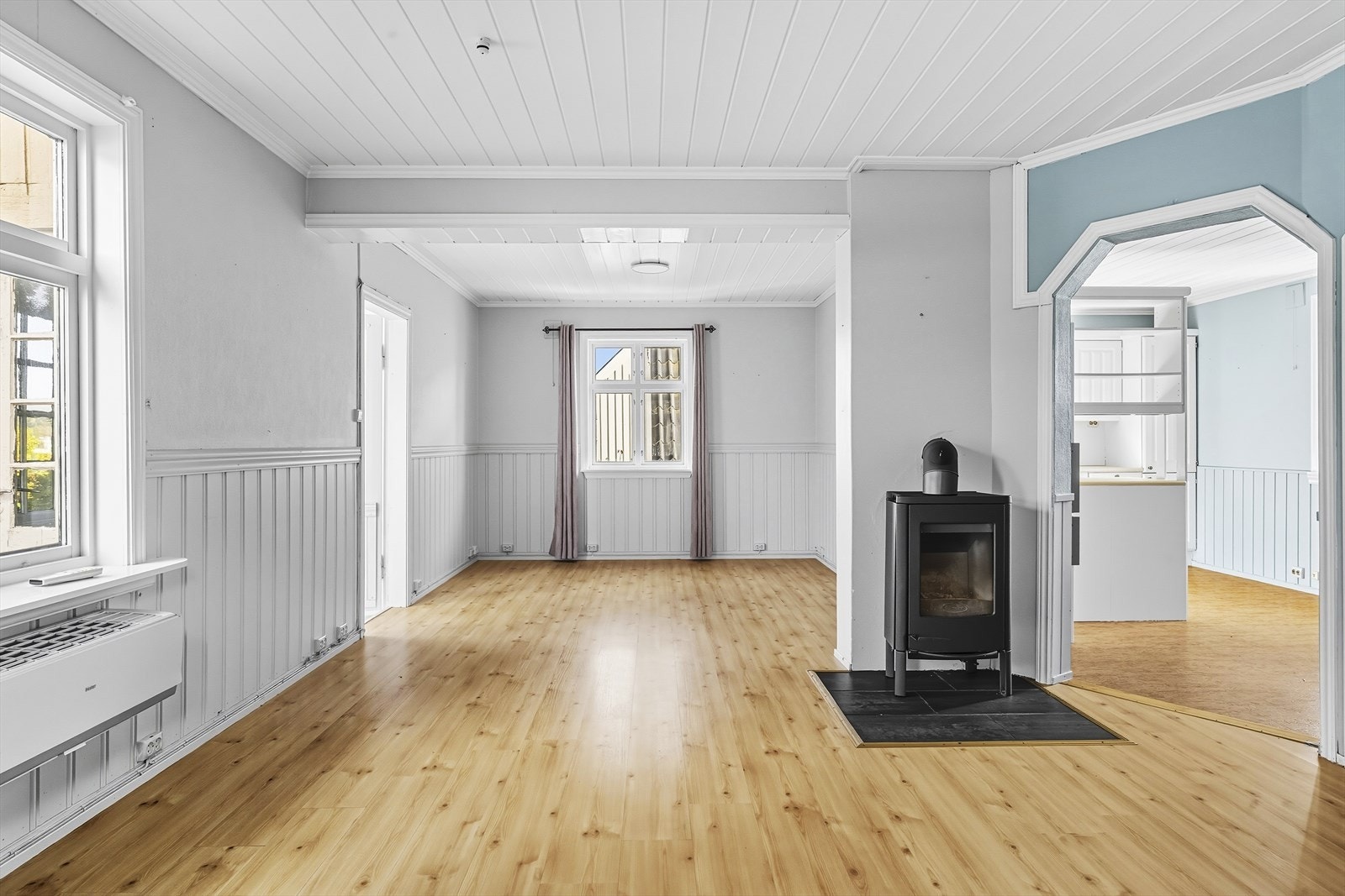 God oppvarming i stue via peisovn og varmepumpe Galleribilde