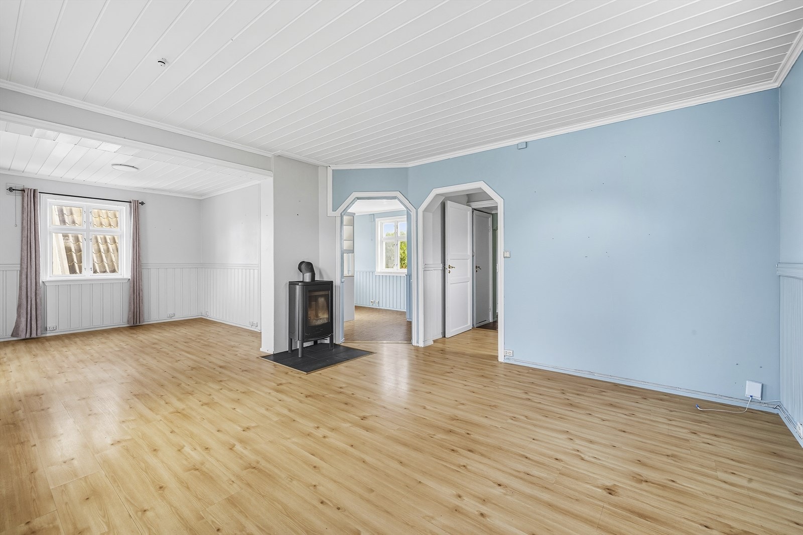 Lys og romslig stue med god møbleringsfrihet Galleribilde