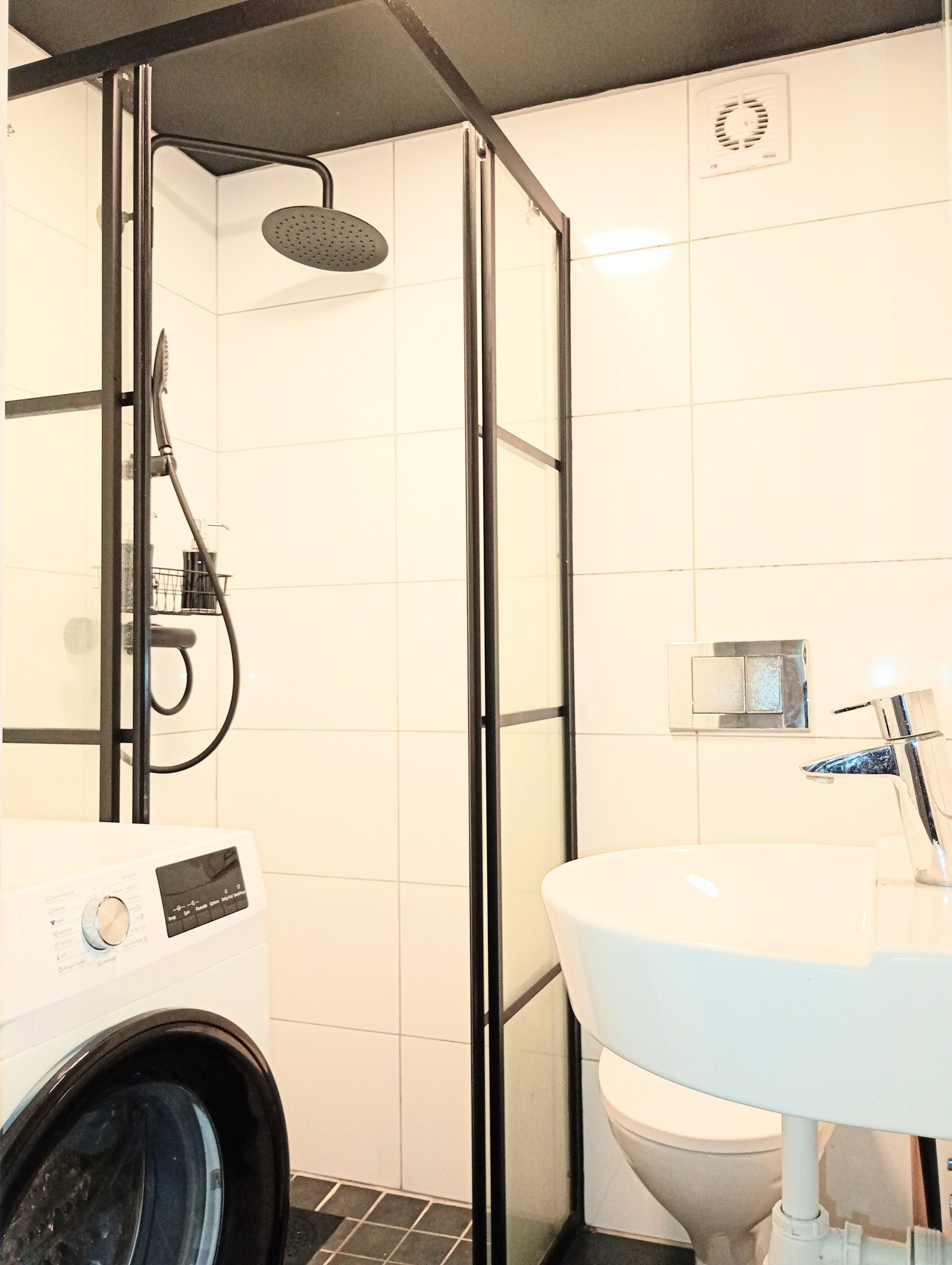 Badet i underetasjen er utstyrt med dusj, frittstående servant og vegghengt toalett Galleribilde