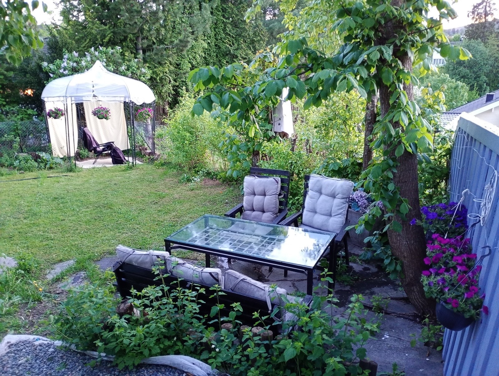 Tomten har flere uteplasser hvor lange sommerdager kan nytes Galleribilde