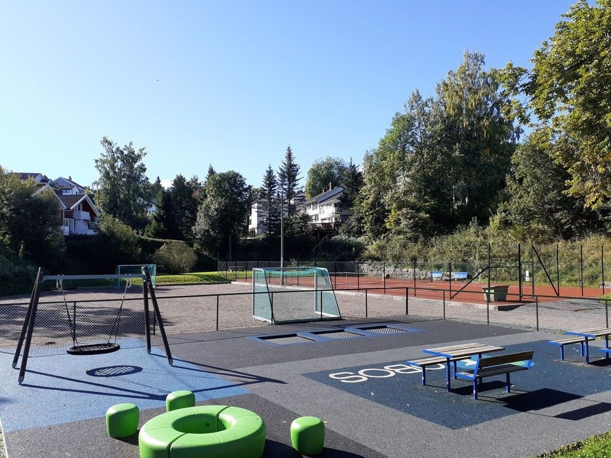 Like ved boligen finner du lekeplass, fotballbane og tennisbane Galleribilde