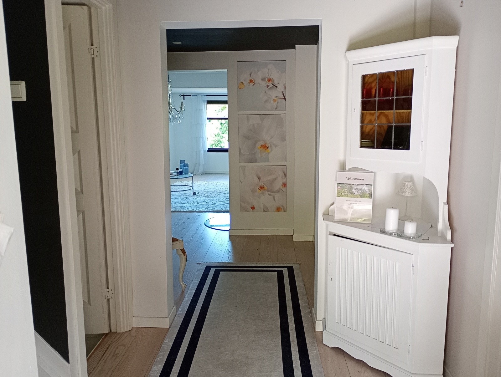 Lengre inn i hallen er det parkett Galleribilde