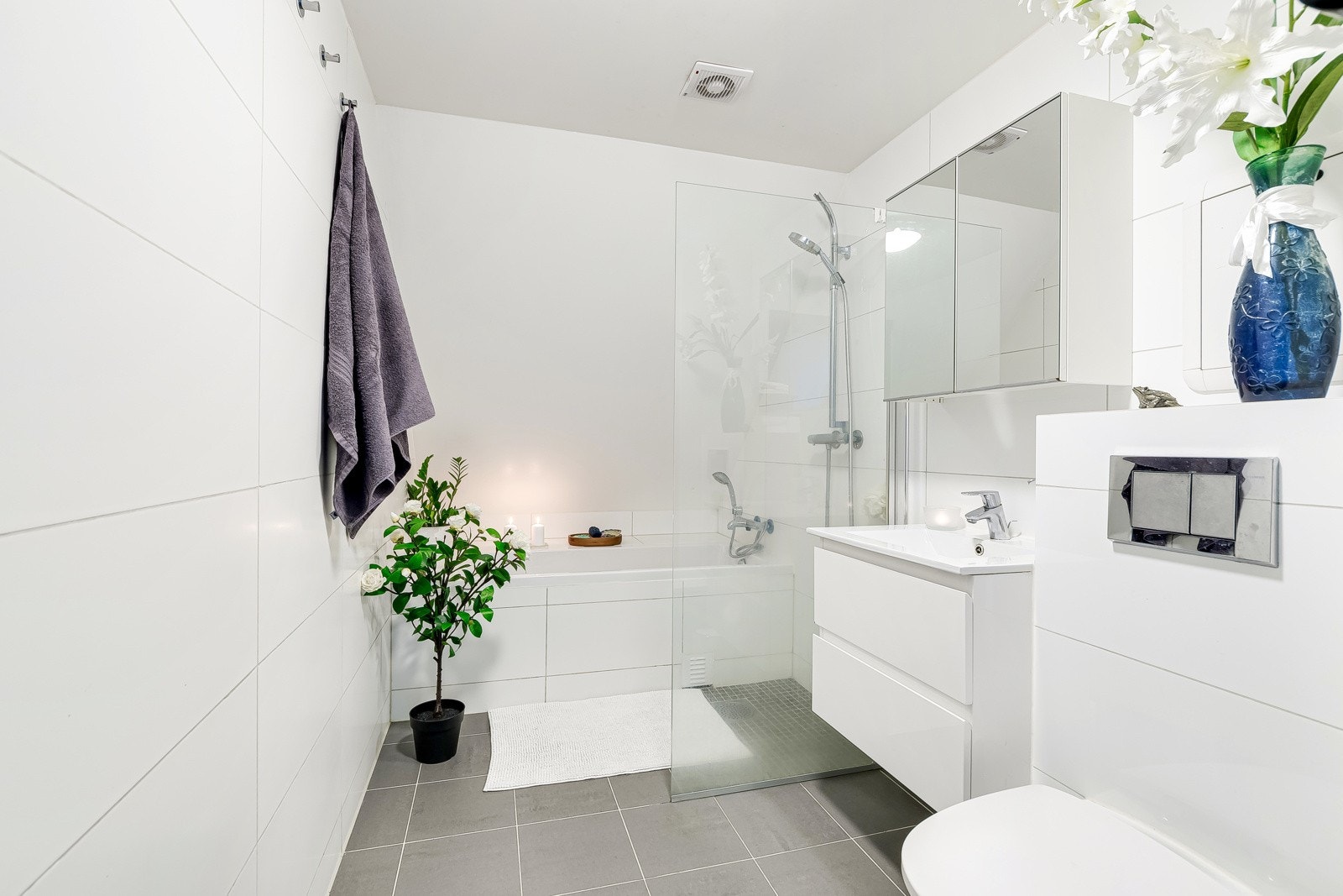 Badet i 2. etasje følger stilen med flislagte overflater og malt himling, som de andre badene i boligen Galleribilde