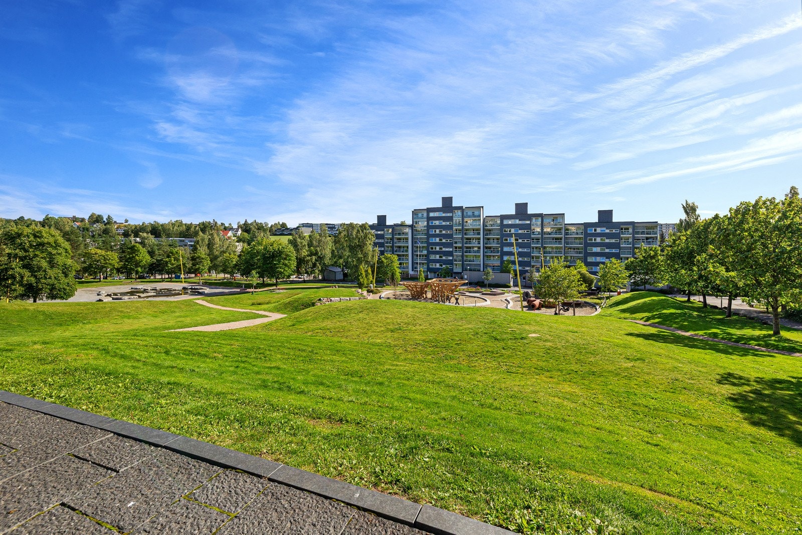 I området ligger Verdensparken, en moderne og inkluderende park med sterke kulturelle innslag, kunst og aktivitetssoner Galleribilde