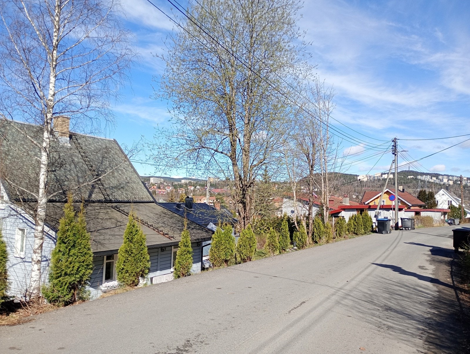 Eneboligen er plassert i et hyggelig nabolag på Furuset Galleribilde