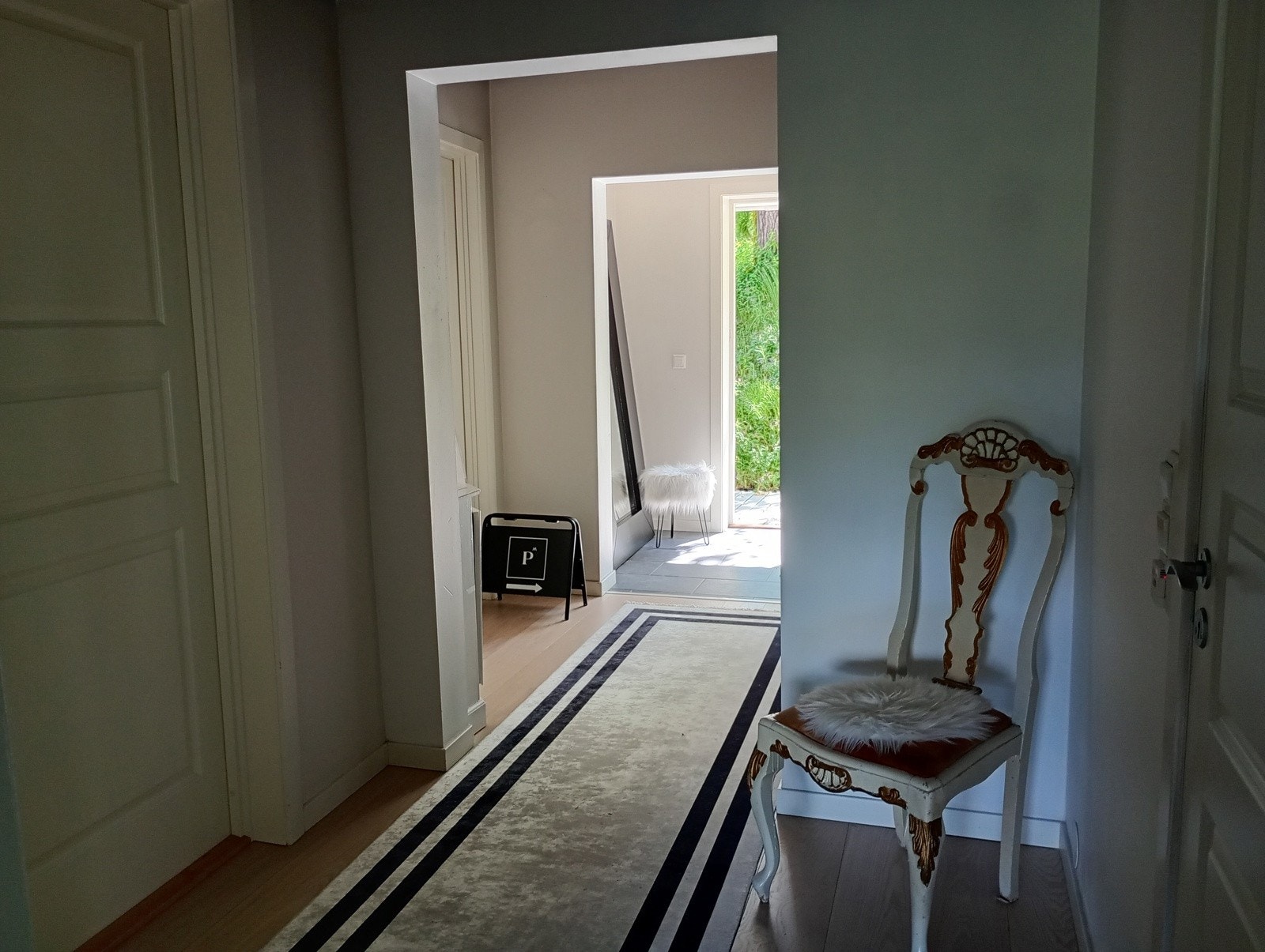Inngangspartiet er utstyrt med fliser på gulvet og malte overflater på vegger og tak, noe som gir et lyst og lettstelt førsteinntrykk Galleribilde