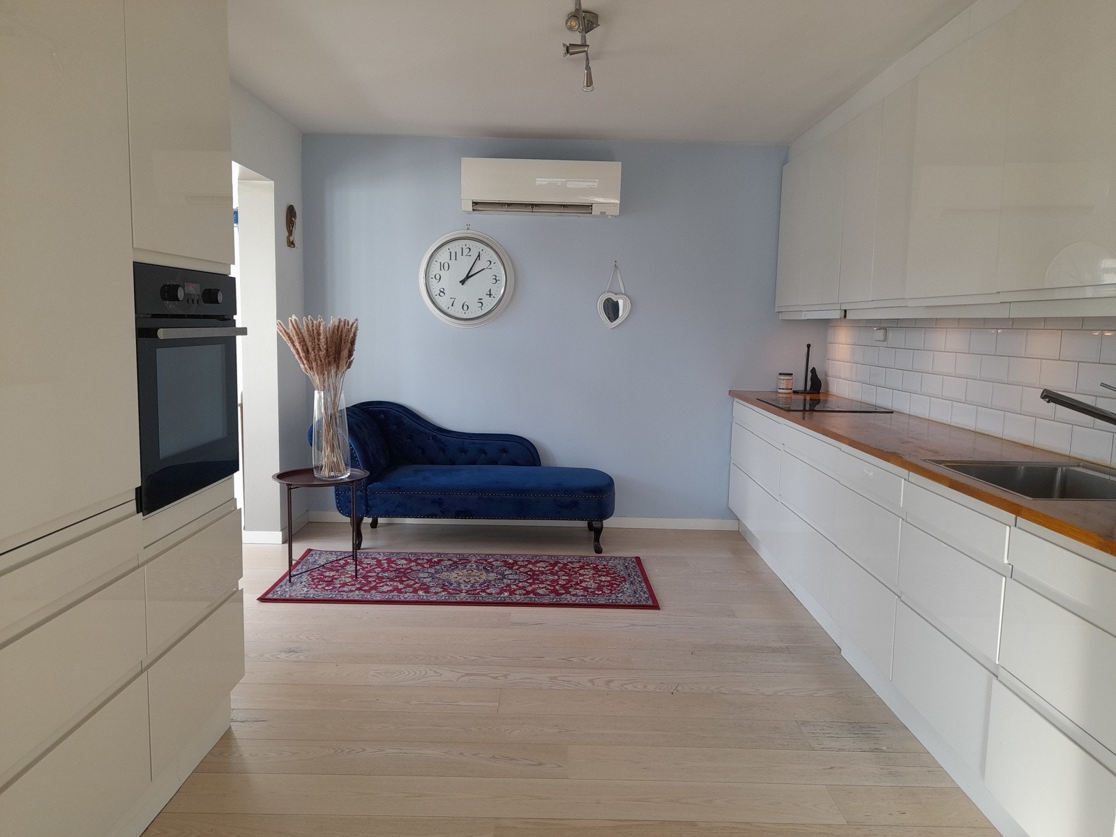 Kjøkkenet i 1. etasje har en praktisk og tidsbesparende layout, med integrert komfyr og oppvaskmaskin som gir deg alt du trenger under matlagingen Galleribilde