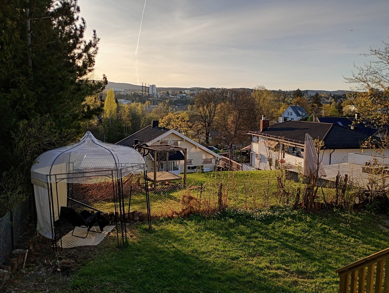 Tomten er skrånende, noe som gir eiendommen karakter og en fin utsikt over omgivelsene Galleribilde