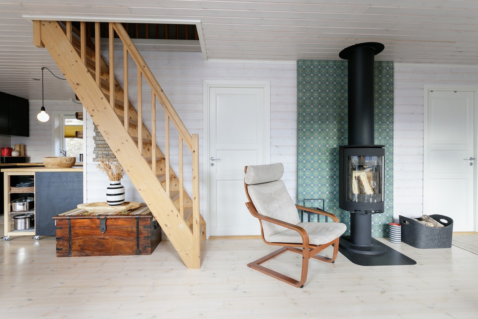 Lys og luftig stue med moderne peis og stilfulle detaljer. Galleribilde