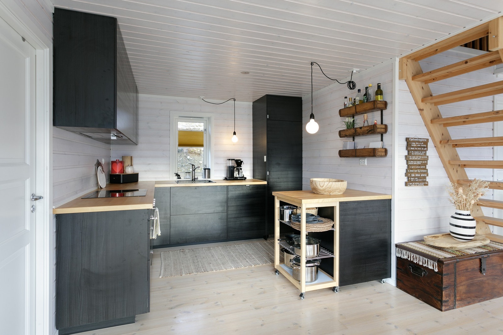 Moderne kjøkken med stilrent design. Lys atmosfære med utsikt som gir et harmonisk og funksjonelt arbeidsområde. Integrerte hvitevarer Galleribilde