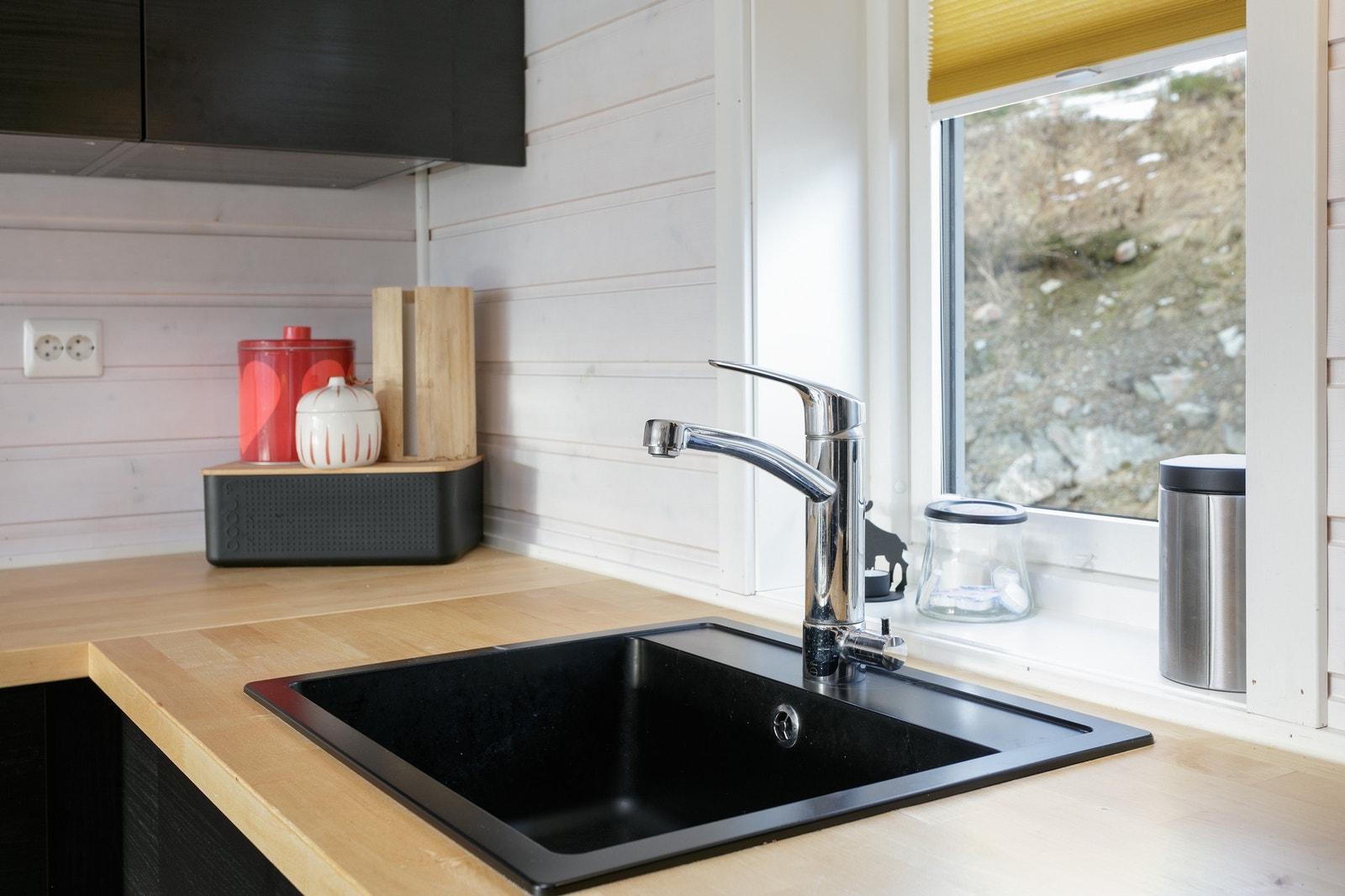 Moderne kjøkken med stilrent design. Lys atmosfære med utsikt som gir et harmonisk og funksjonelt arbeidsområde. Galleribilde