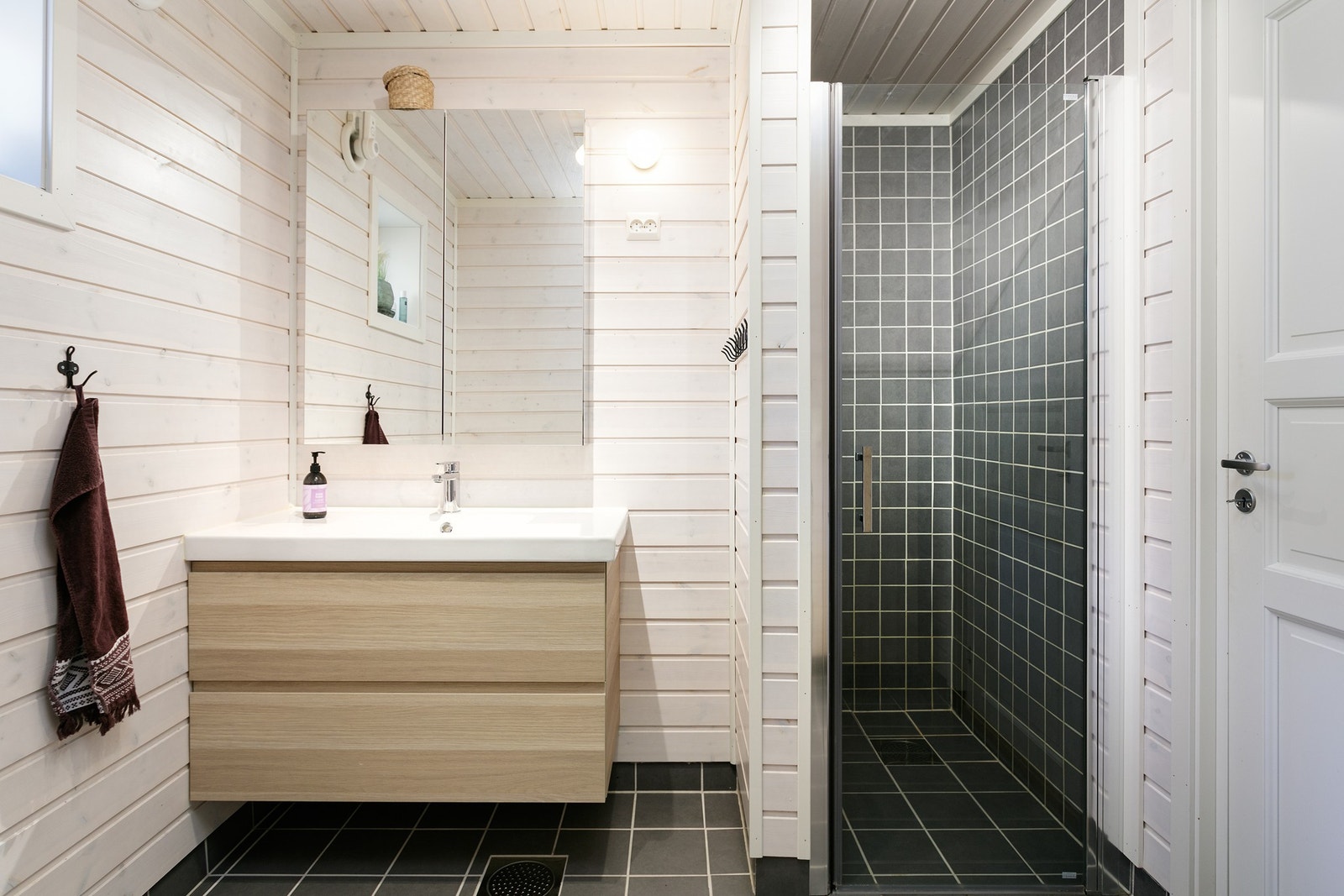 Lyst og moderne baderom med stilrent design og praktisk dusjhjørne. Perfekt for deg som ønsker en tidløs stil. Galleribilde