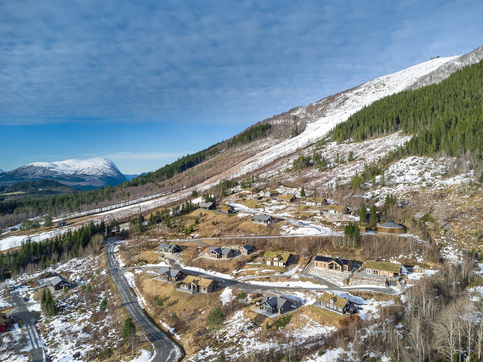 Hytta ligger fint og åpent til i øvre del av hyttefeltet Galleribilde