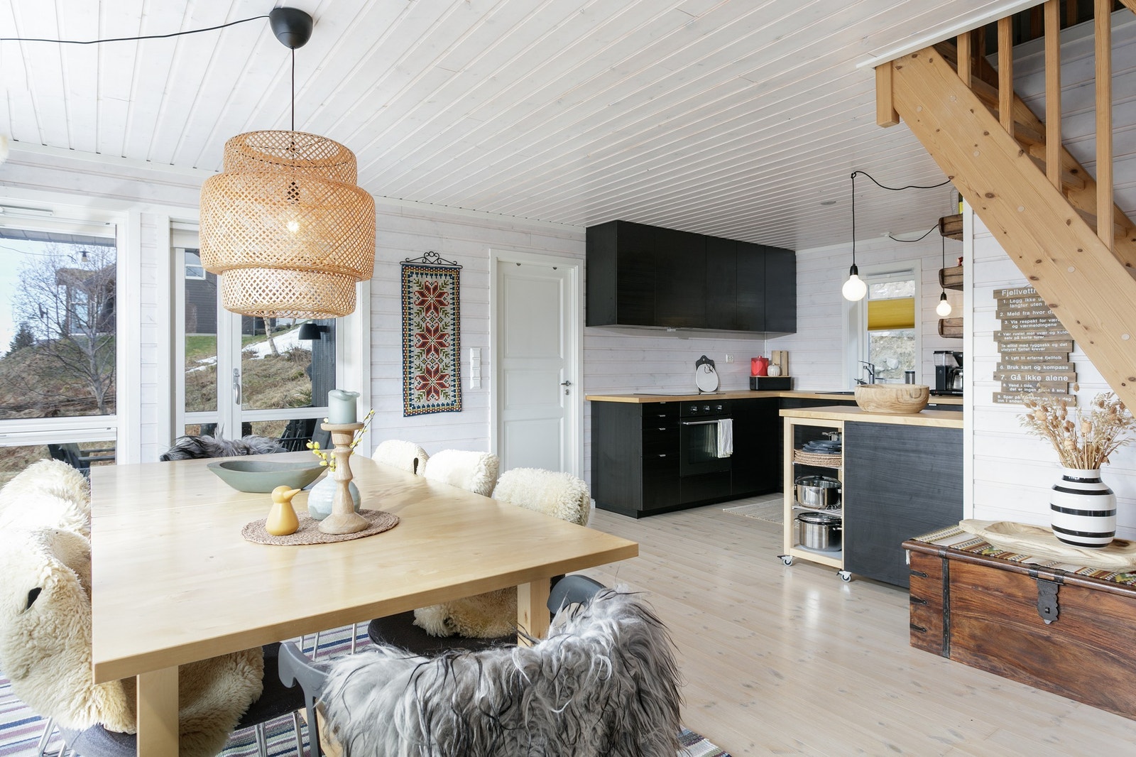 Lyst og innbydende kjøkkenløsning og mye naturlig lys. Perfekt for trivelige stunder. Galleribilde