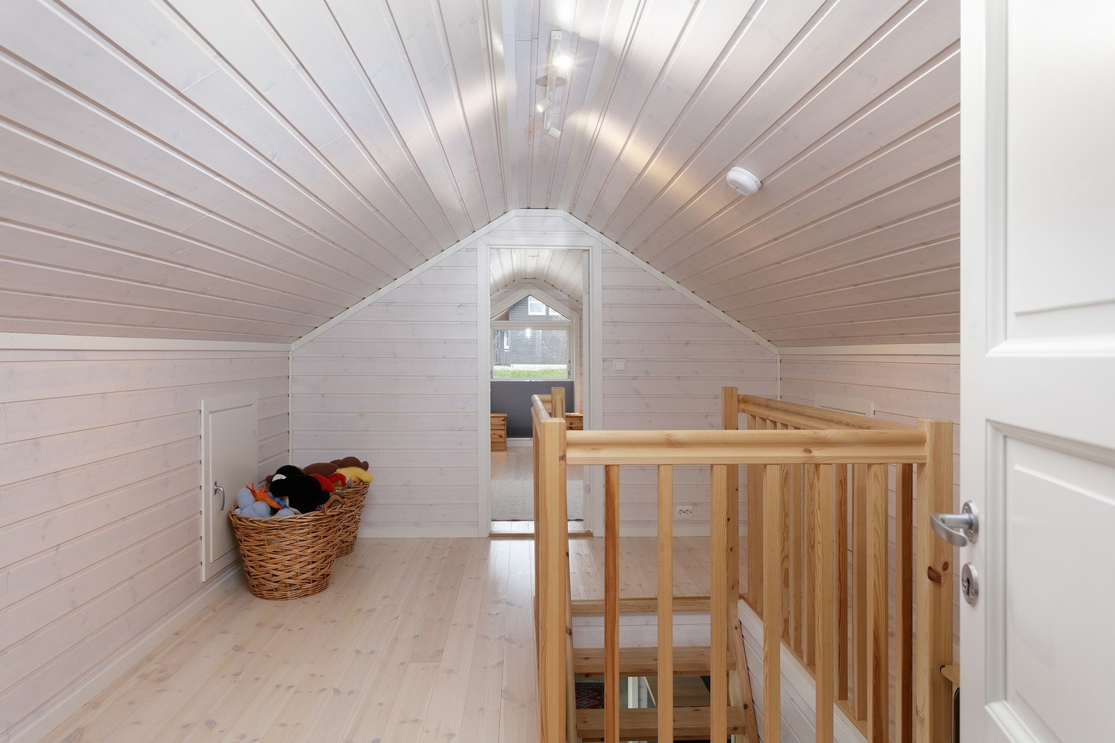 Gang på loft med trapp fra Stuen. Dører til raftekott Galleribilde