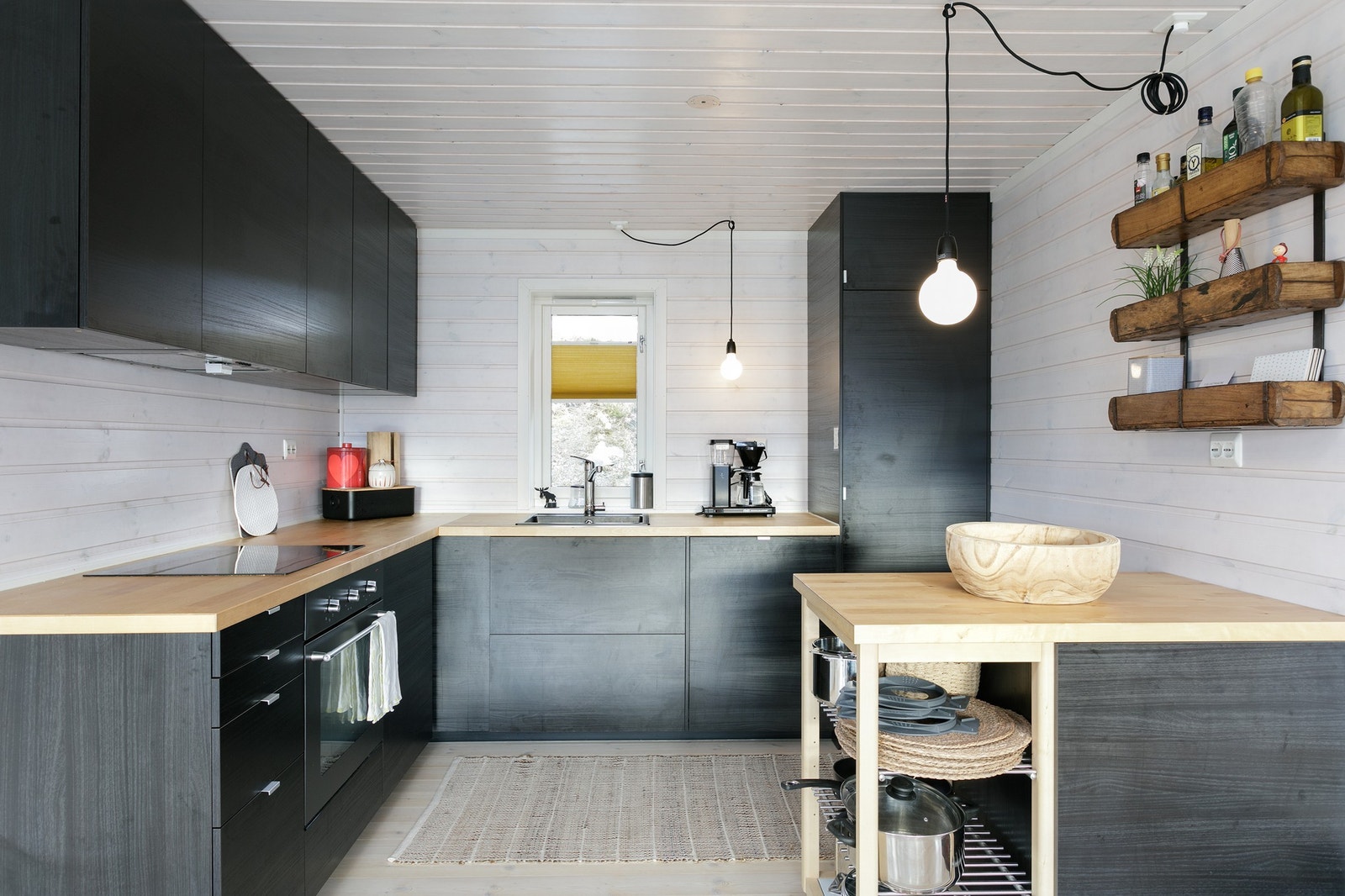 Moderne kjøkken med stilrent design. Lys atmosfære med utsikt som gir et harmonisk og funksjonelt arbeidsområde. Galleribilde