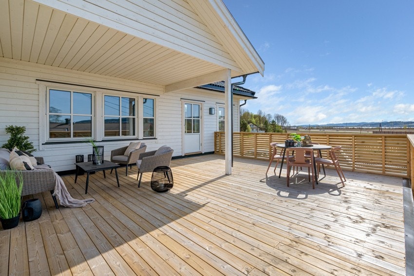 Fra oppholdsrommet er det tilgang til en romslig terrasse på ca. 40 kvm, perfekt for trivelige grillmåltider og varme sommerkvelder. Galleribilde