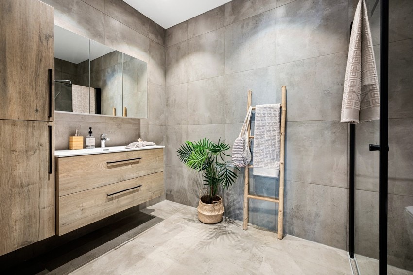 Badene er utstyrt med flotte 60x60 fliser på både gulv og vegger, med delikate mosaikkfliser i 5x5 format som gir en elegant touch til dusjsonen samt rundt badekaret på badet i hovedetasjen. Galleribilde