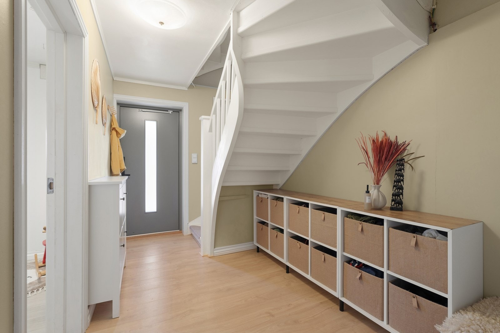 Entreén er lys og delikat og det er godt med oppbevaring. Det kan enkelt settes inn garderobeløsning under trappen om ønskelig. Det er også satt inn varmepumpe i entreén. Galleribilde