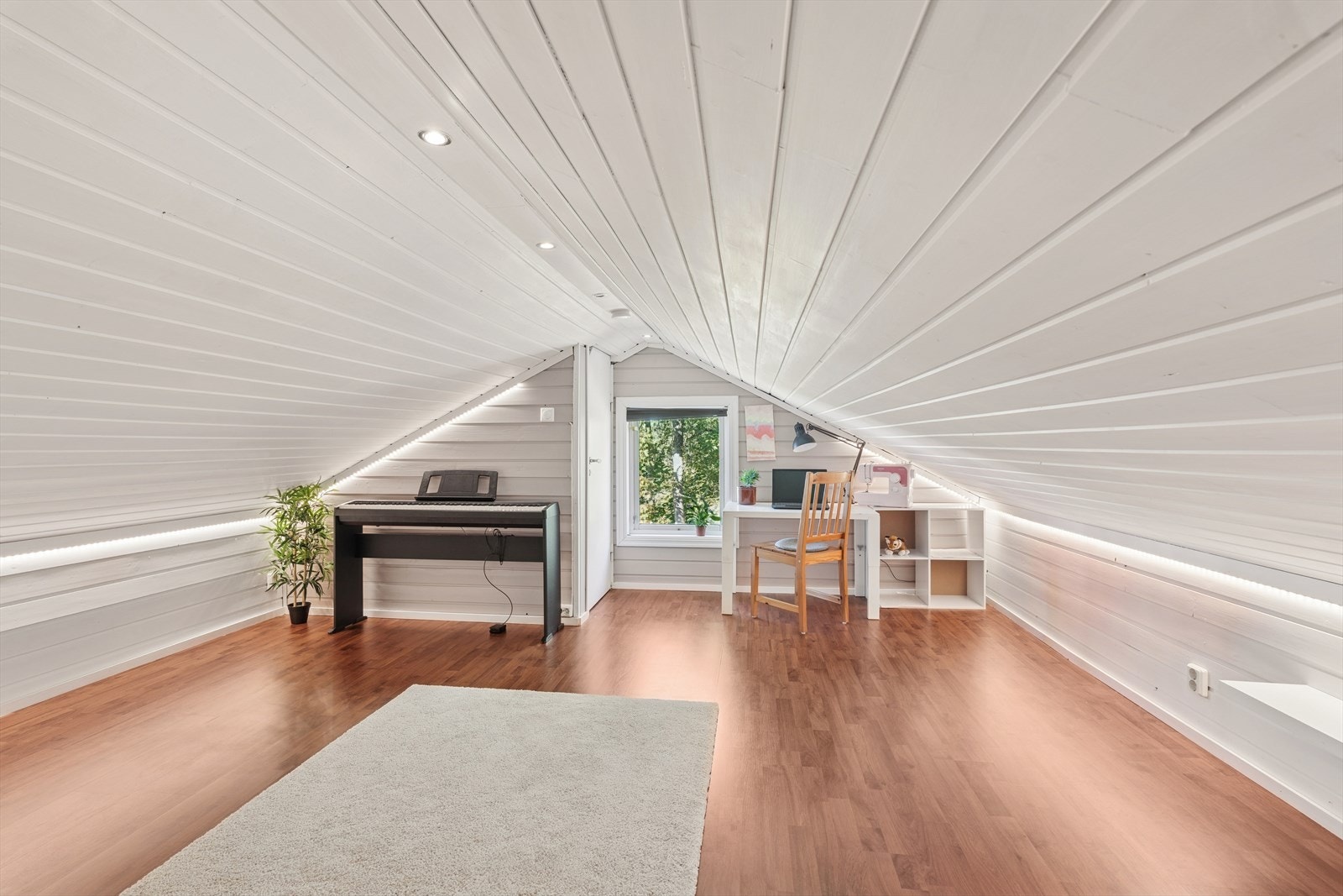 Loftsareal perfekt for de minste som lekerom eller loftstue Galleribilde