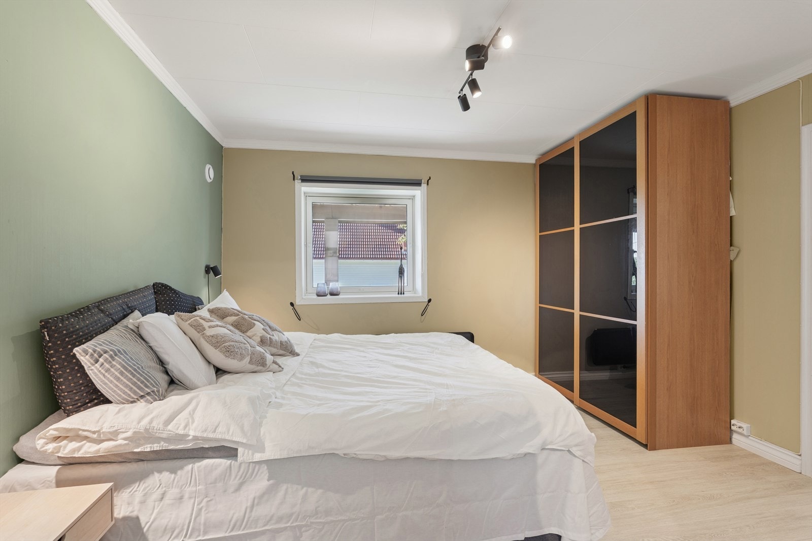 Hovedsoverommet i første etasje med god plass til seng og garderobe Galleribilde