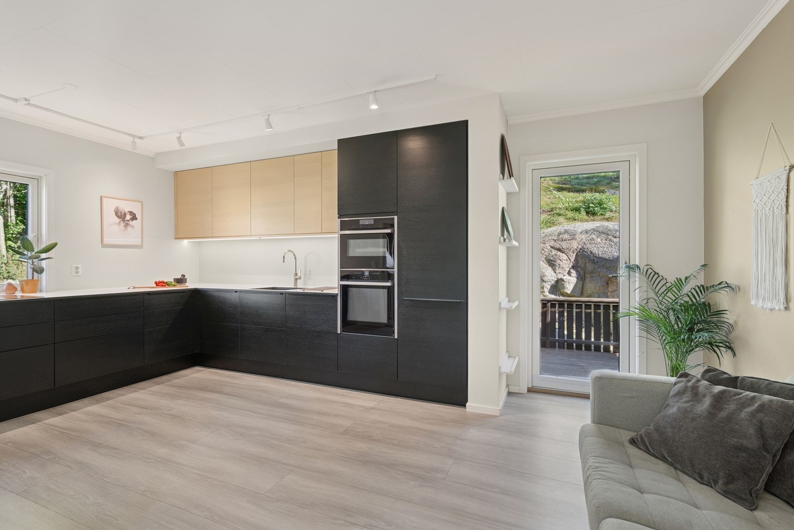 Her er det godt med skap og benkeplass. Kjøkkenet er romslig og det er god plass til et spisebord/kaffebord på kjøkkenet, utgang til hage Galleribilde