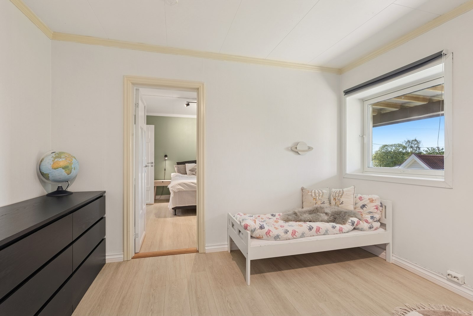 Soverom nr to i første etasje perfekt som barnerom med plass til seng, kommode og en skrivepult Galleribilde