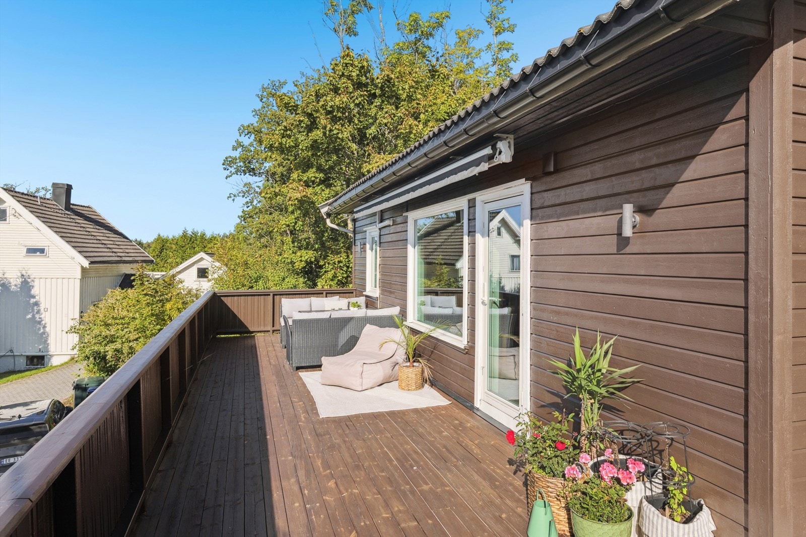 Stor elektrisk markise som sørger for skygge på de varmeste dagene Galleribilde