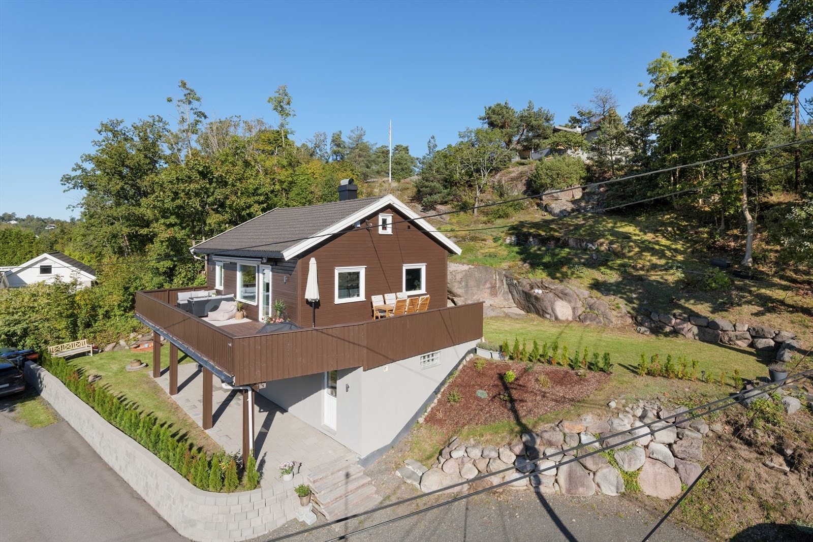 Gruslagt gårsplass og heller i inngangsparti. Gode utesoner og lekeområder rundt på plenen gir muligheter for gode ulike oppdelinger utendørs Galleribilde