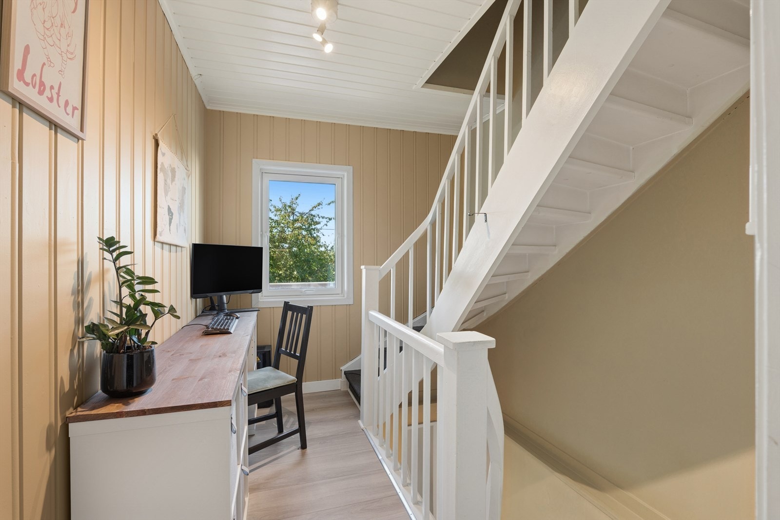 Gangen mellom etasjen er i dag brukt til kontor Galleribilde