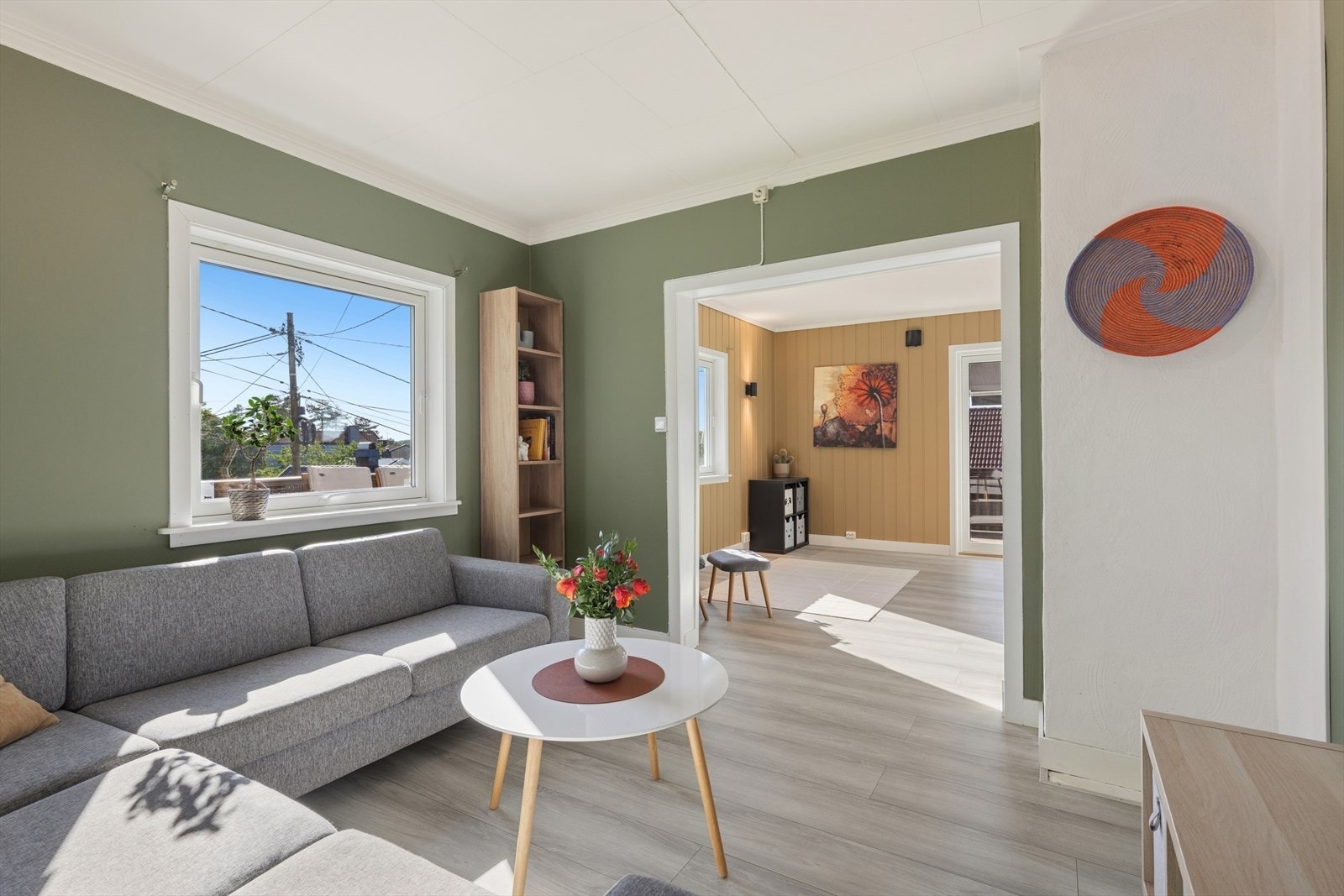 Tv-stuen ligger innenfor og kan enkelt gjøres om til et soverom nr 3 om ønskelig Galleribilde