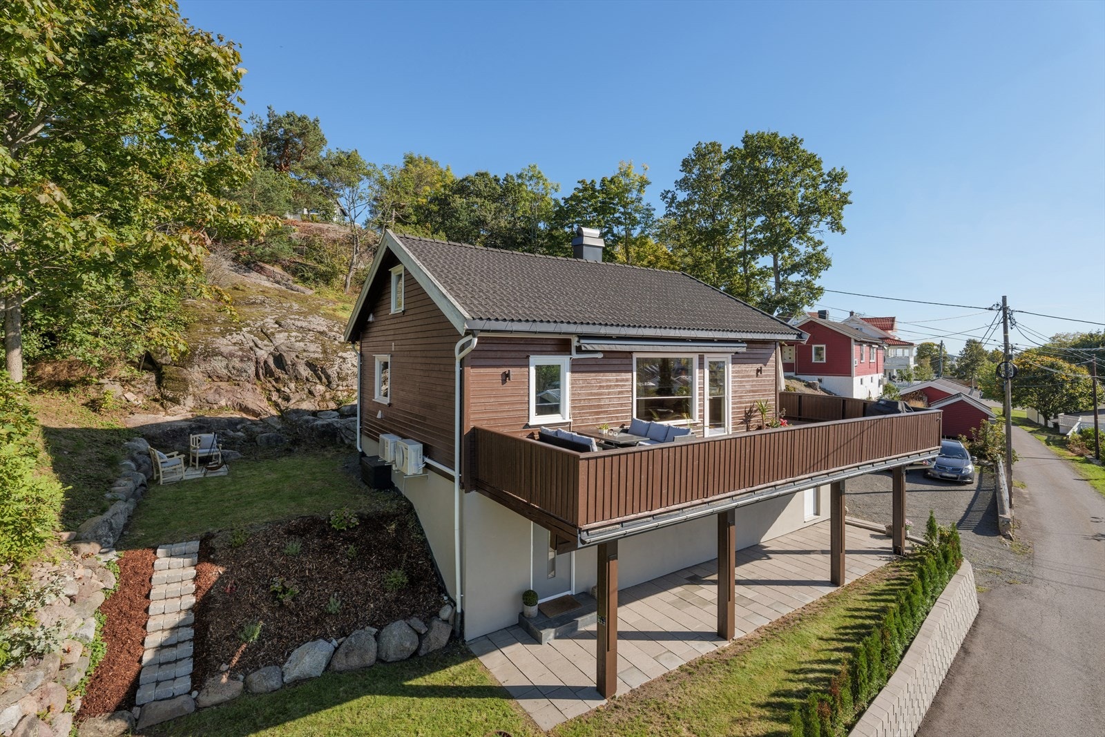 Enebolig over to plan med solrike og gode uteplasser Galleribilde