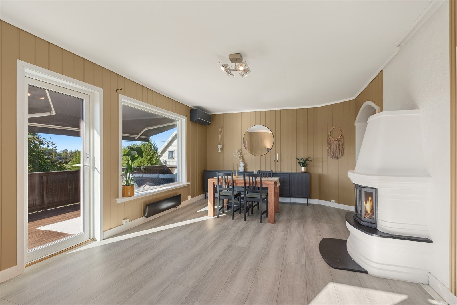 Utgang til solrik terrasse. Gode vindusflater sørger for godt med lysinnslipp Galleribilde