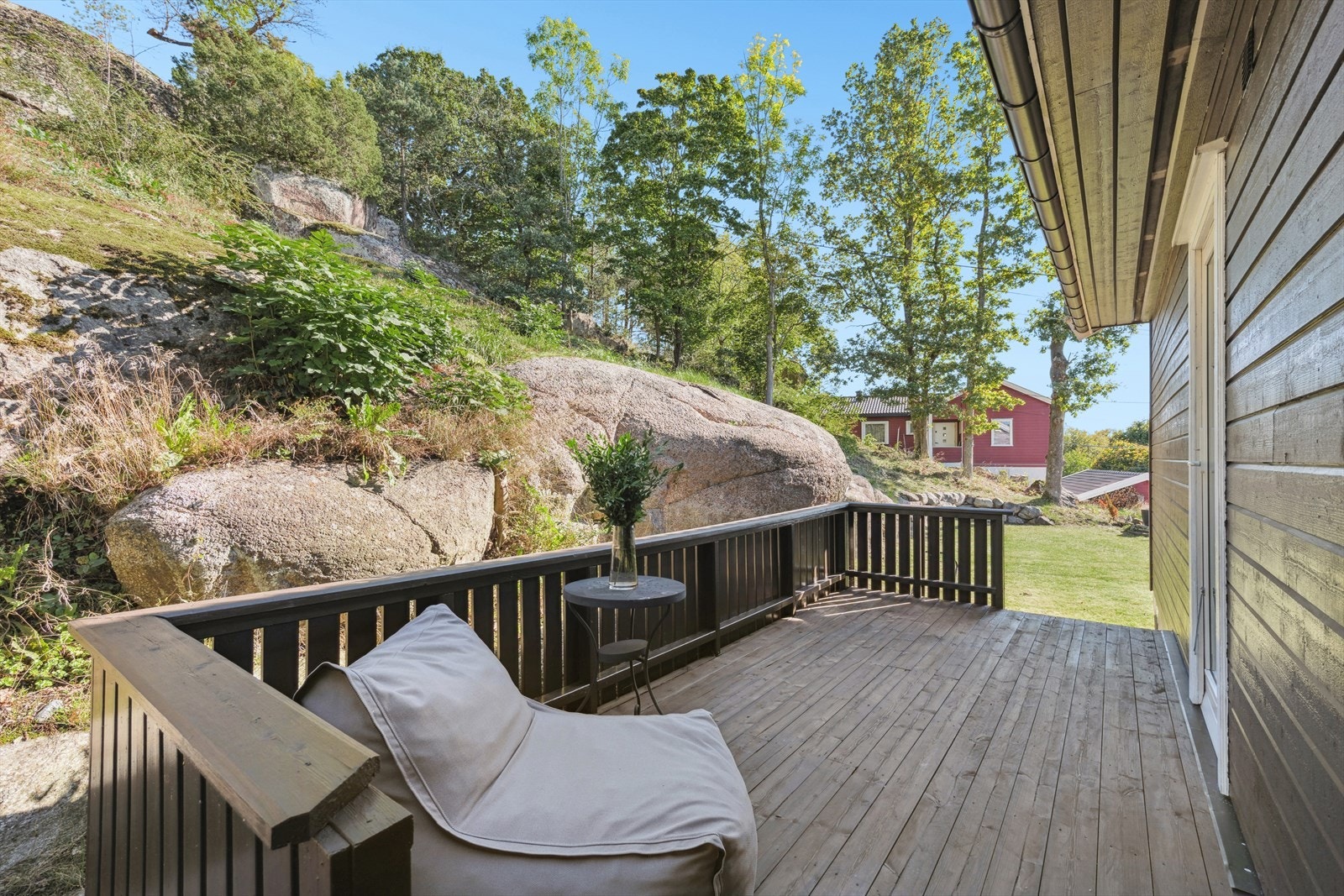 Utesone på baksiden av huset med utgang fra kjøkkenet Galleribilde