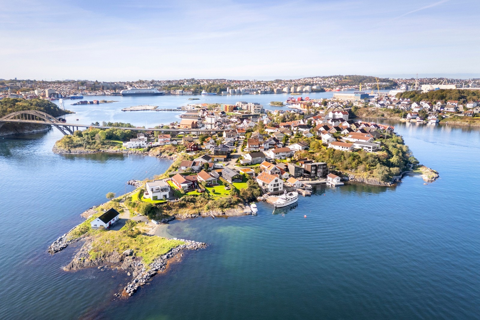 Engøydalen 13 har en attraktiv og familievennlig beliggenhet, like utenfor Hundvåg i Stavanger. Galleribilde