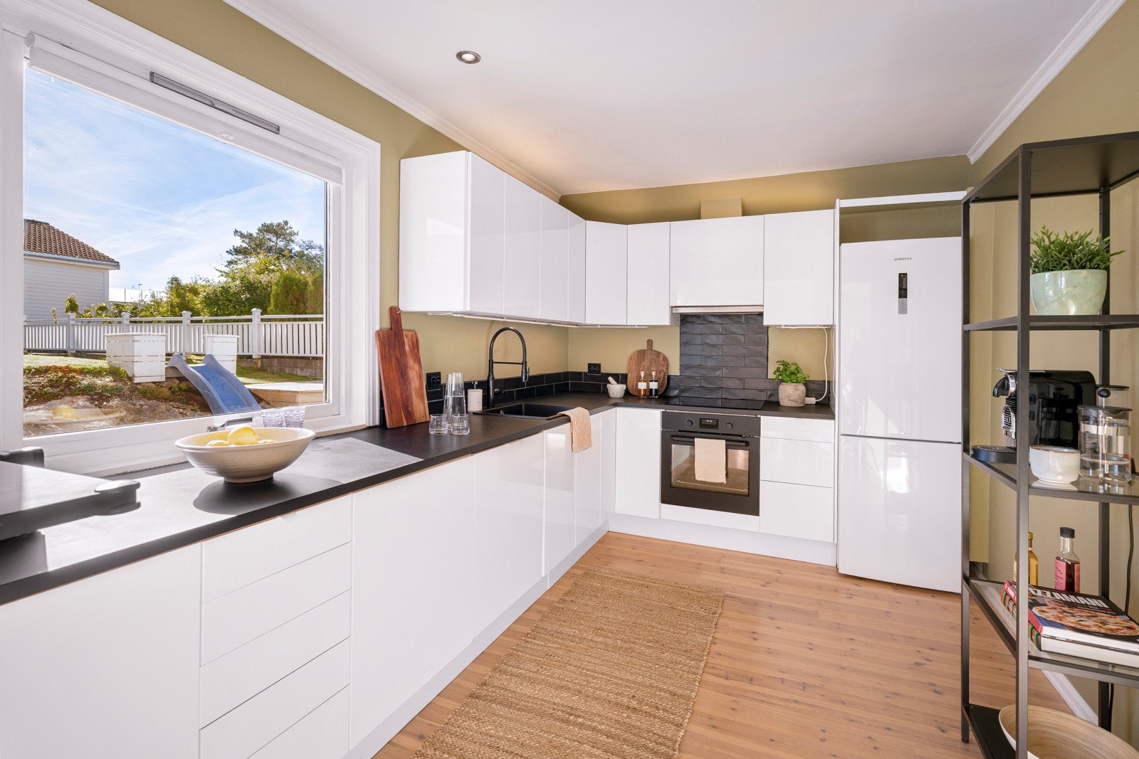 Kjøkkenet er pusset opp i nyere tid, og har slette fronter, fliser over benk, integrerte hvitevarer og en ny stekeovn fra 2024. Galleribilde