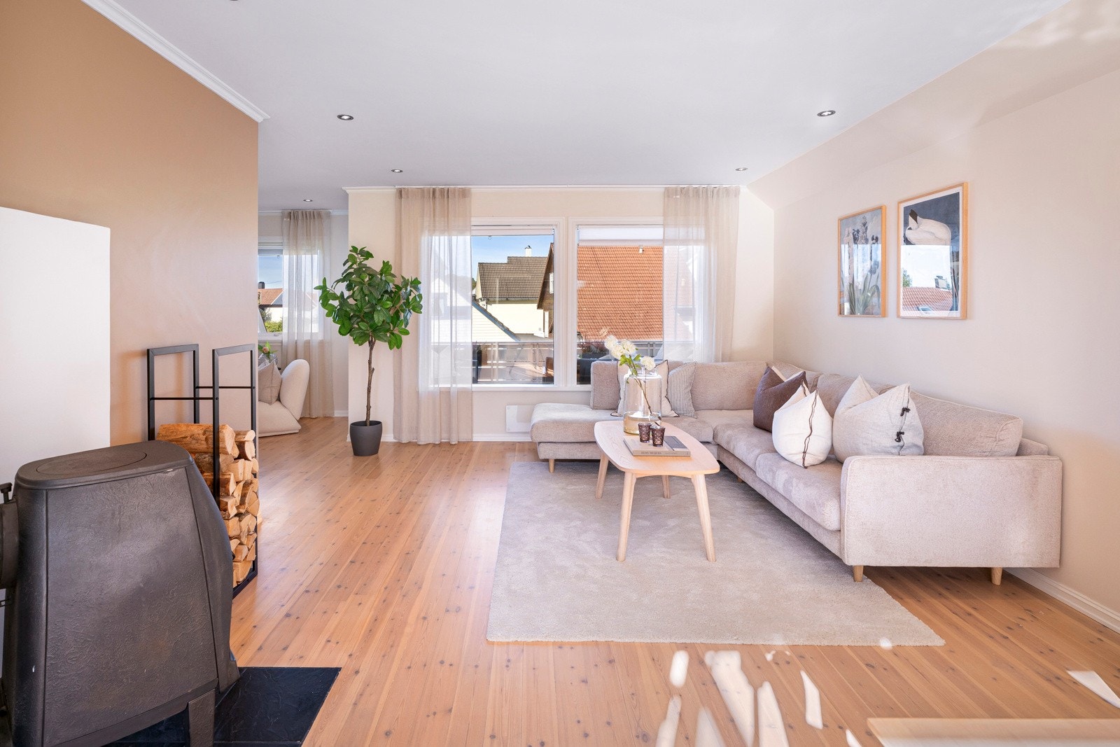 Rommet er romslig og byr på flere møbleringsmuligheter, med plass til både sofagruppe, godstoler og TV-møbler. Galleribilde